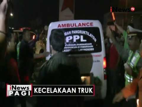 Diduga rem blong, truk tronton bermuatan pupuk tabrak 3 mobil, sopir tewas - iNews Pagi 25/05