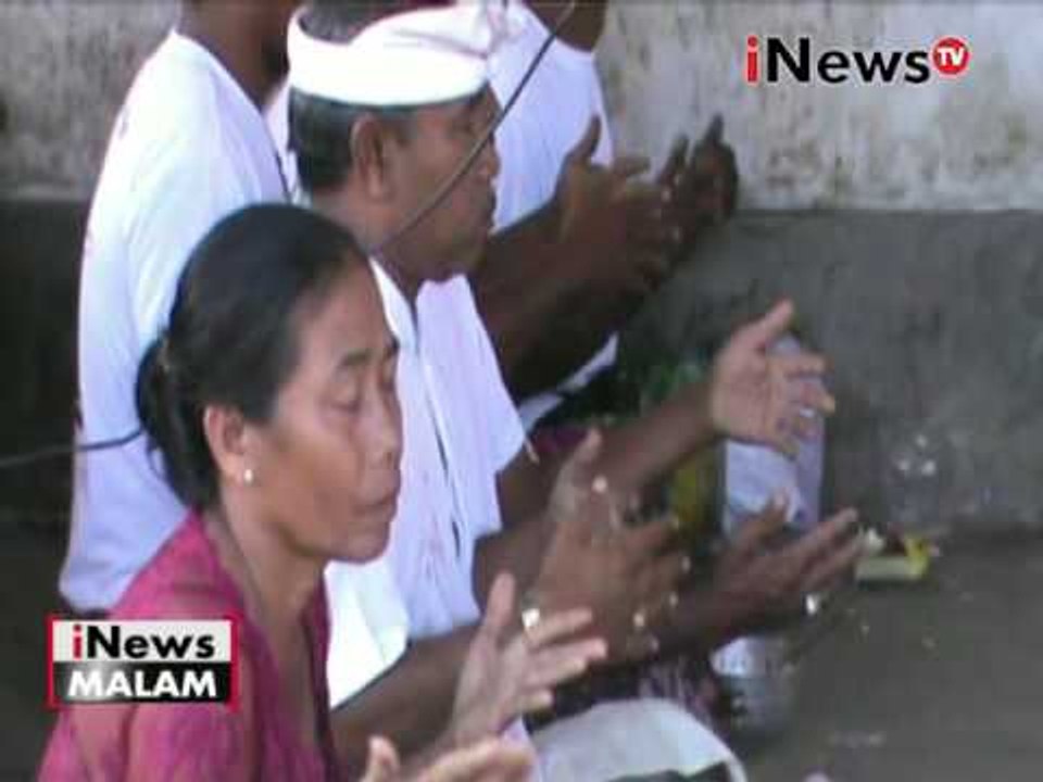 Pasangan bukan suami istri dihukum adat di Bali, karna berselingkuh - iNews Malam 25/05