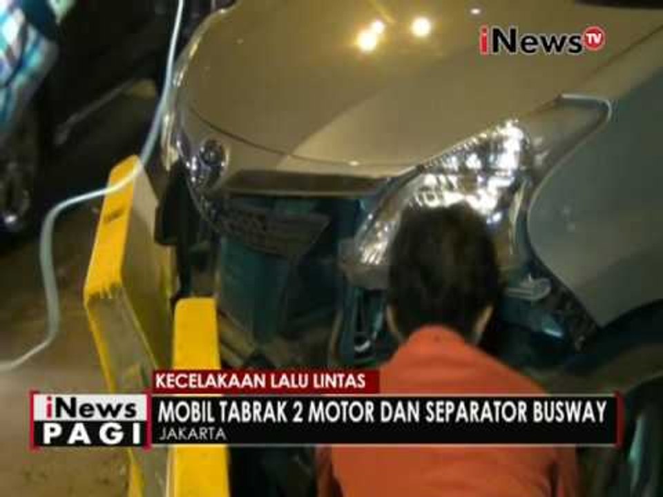 Diduga mabuk, mobil tabrak 2 motor dan sparator busway di Daan Mogot Jakbar - iNews Pagi 26/05
