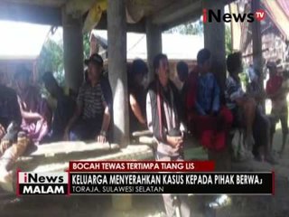 Télécharger la video: Tangis histeris keluarga Duma, bocah yang tewas tertimpa tiang listrik di Toraja - iNews Malam 29/05