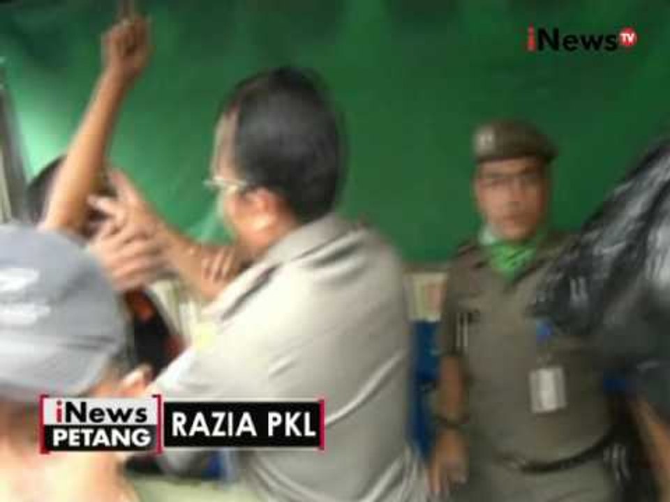 Penertiban PKL di Tanah Abang, petugas nyaris adu pukul dengan pedagang musiman - iNews Petang 09/06