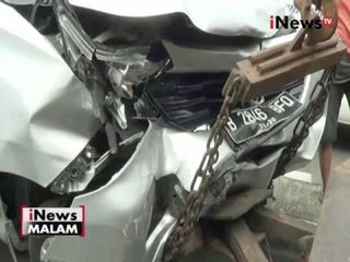 Sebuah minibus rusak parah setelah menabrak pembatas jalan di kawasan Slipi - iNews Malam 13/06