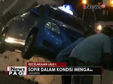 Akibat supir mengantuk, taksi tabrak sparator busway di Gatot Subroto Jaksel - iNews Pagi 20/06