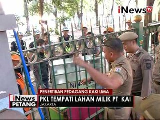 Download Video: Pedagang marah lapaknya dibongkar saat penertiban PKL - iNews Petang 23/06