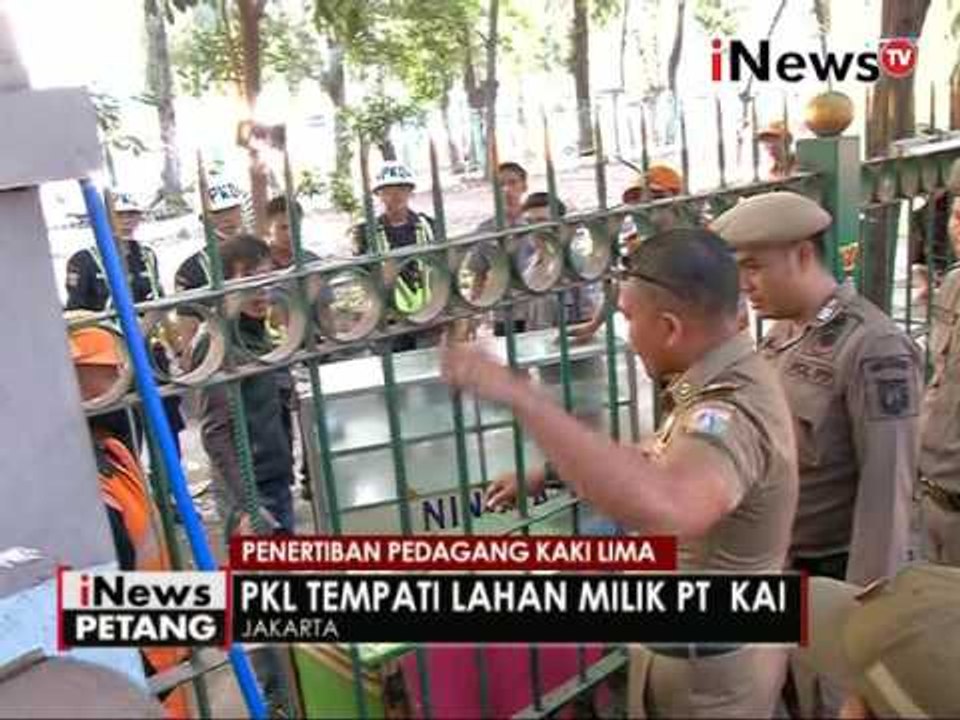 Pedagang marah lapaknya dibongkar saat penertiban PKL - iNews Petang 23/06
