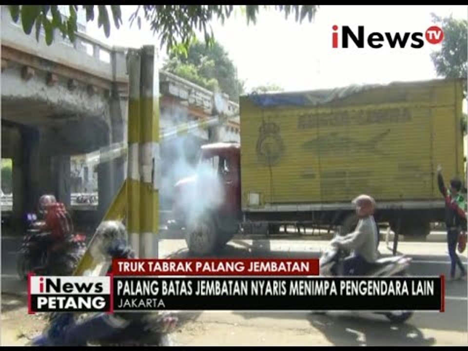 Truk tabrak palang pembatas di Matraman - iNews Petang 23/06