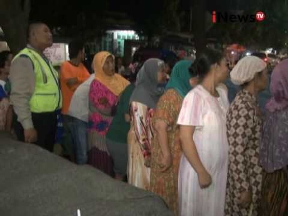 Pembagian zakat, ratusan warga rela antre hingga malam di Brebes, Jateng - iNews Pagi 27/06