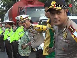 Tải video: Arus balik lebaran 2016, Pemudik senam ringan bersama polisi - iNews Siang 12/07