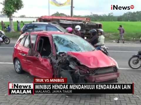 Sebuah minibus dan sebuah truk pengangkut tebu terlibat tabrakan di Malang - iNews Malam 17/07