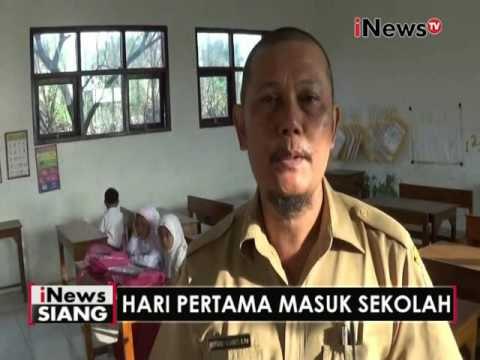 Hari pertama masuk sekolah, para siswa terobos banjir demi sampai ke sekolah - iNews Siang 18/07