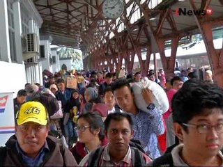 Скачать видео: Arus balik lebaran 2016, Stasiun Senen dipadati pemudik yang kembali - iNews Malam 17/07