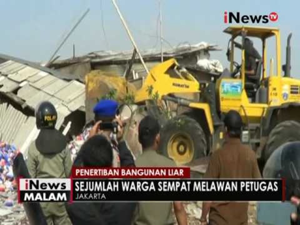 Petugas sapu ratakan bangunan liar taman BMW untuk dijadikan lapangan sepakbola - iNews Malam 18/07