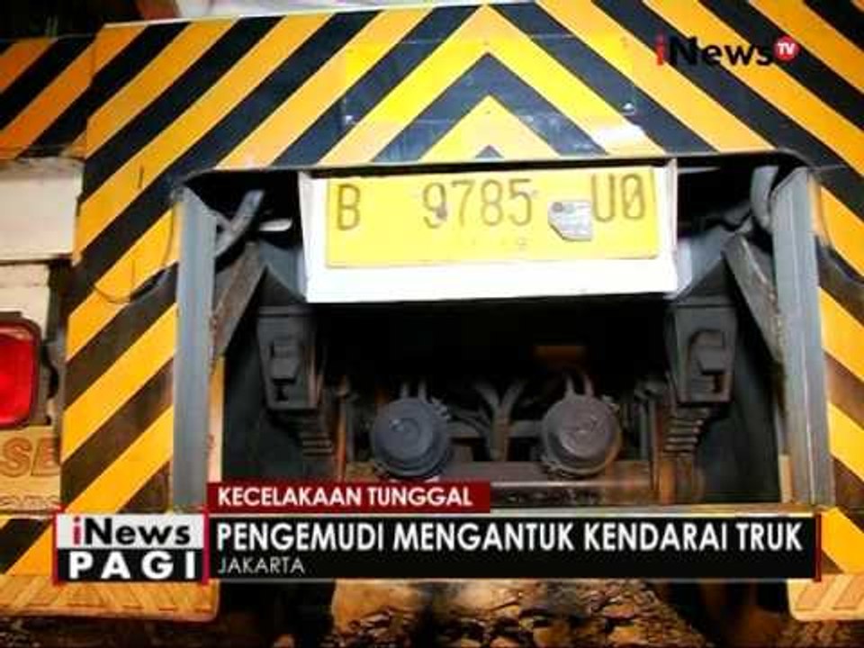 Pengemudi mengantuk, truk tangki kosong tabrak separator busway - iNews Pagi 19/07
