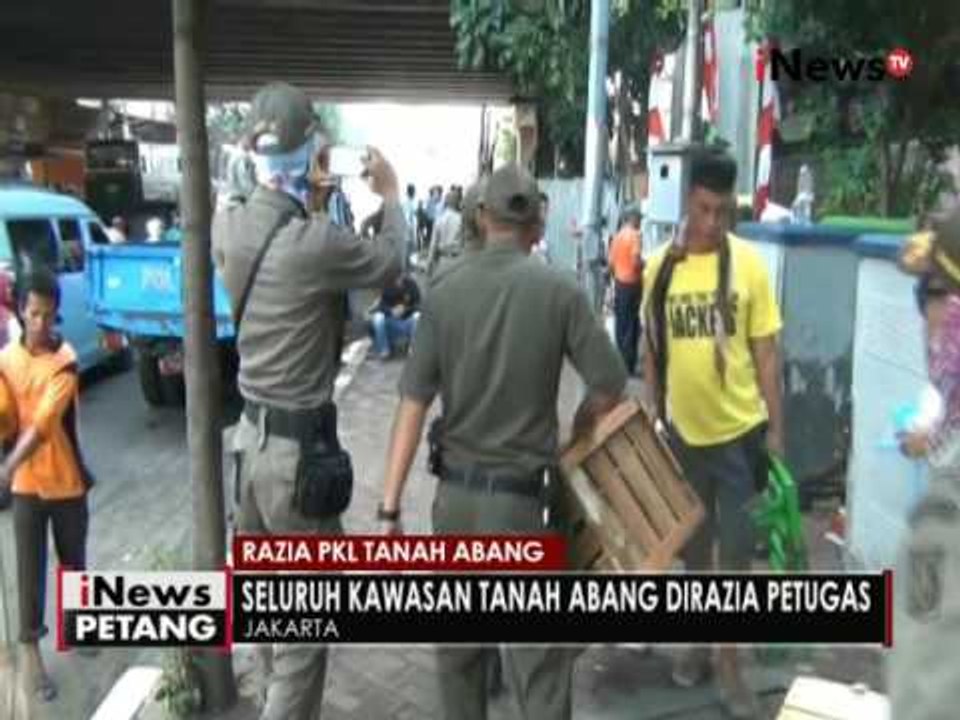 Razia PKL oleh Satpol PP di Tanah Abang diwarnai tarik menarik dagangan - iNews Petang 23/08