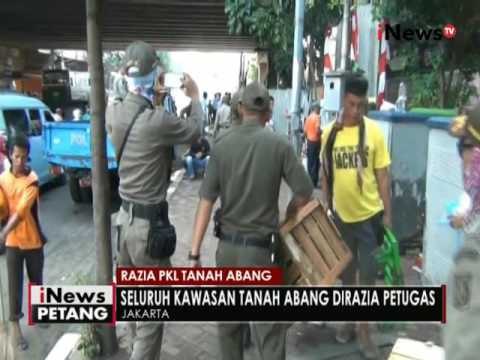 Razia PKL oleh Satpol PP di Tanah Abang diwarnai tarik menarik dagangan - iNews Petang 23/08