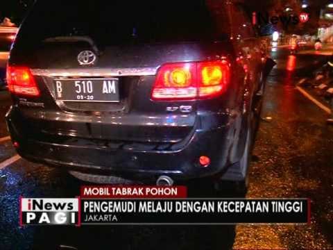 Diduga mabuk, mini bus tabrak pohon dan rambu lalu lintas di Semanggi, Jakarta - iNews Pagi 23/08