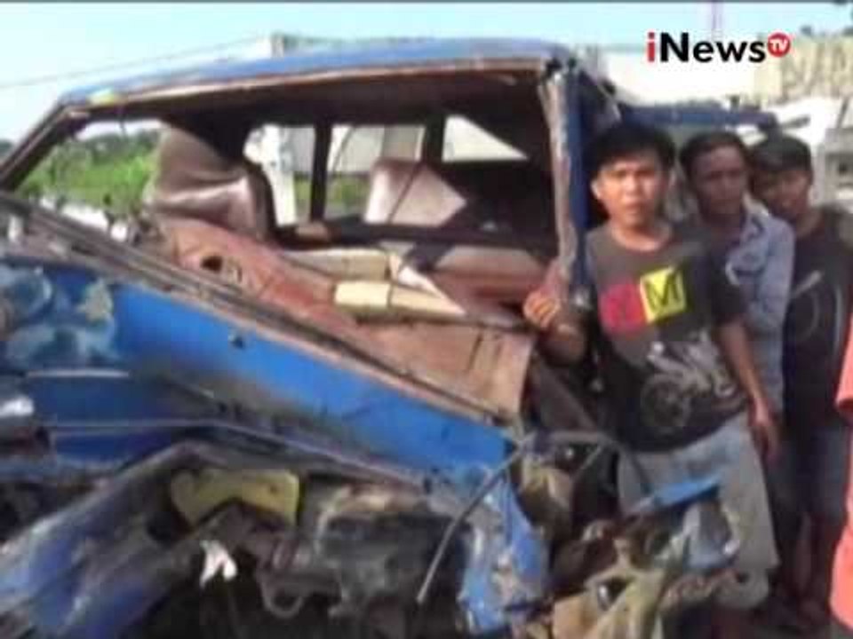 Diduga supir ugal - ugalan, mini bus pembawa rombongan sekolah tabrak truk - iNews Pagi 23/08