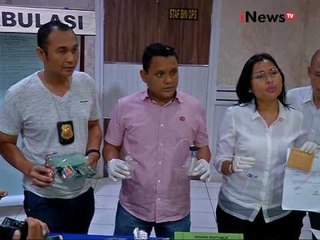 Скачать видео: Sat Narkoba Polres Jaksel memperlihatkan barang bukti milik Gatot Brajamusti - iNews Petang 29/08