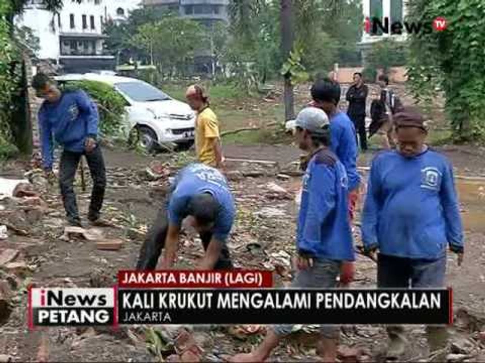 Petugas mulai perbaiki tanggul kali Krukut yang jebol - iNews Petang 29/08