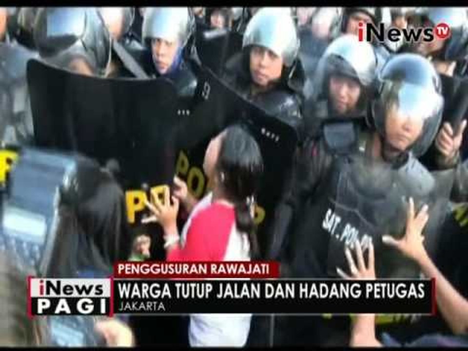 Sebelum pembongkaran warga Rawajati tutup jalan dan hadang petugas - iNews Pagi 02/09