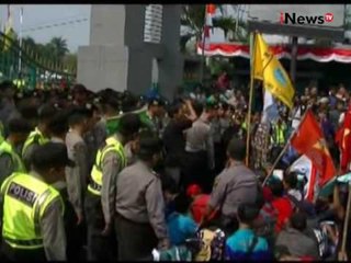 Скачать видео: Kericuhan mewarnai aksi unjuk rasa di kantor Bupati Bogor - iNews Malam 01/09