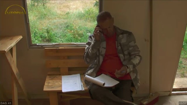 John heeft geen zin meer om te wachten en vraagt de prijs van hout op voor bedden - 10 juli 2018