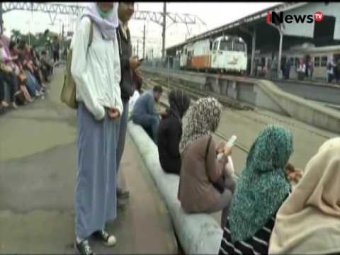 Ribuan penumpang menumpuk di stasiun Bogor karena tabrakan kereta - iNews Siang 09/09