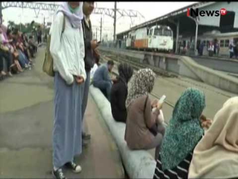 Ribuan penumpang menumpuk di stasiun Bogor karena tabrakan kereta - iNews Siang 09/09