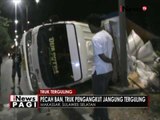 Melebihi kapasitas, truk pengangkut biji jagung terguling di Makassar - iNews Pagi 16/09