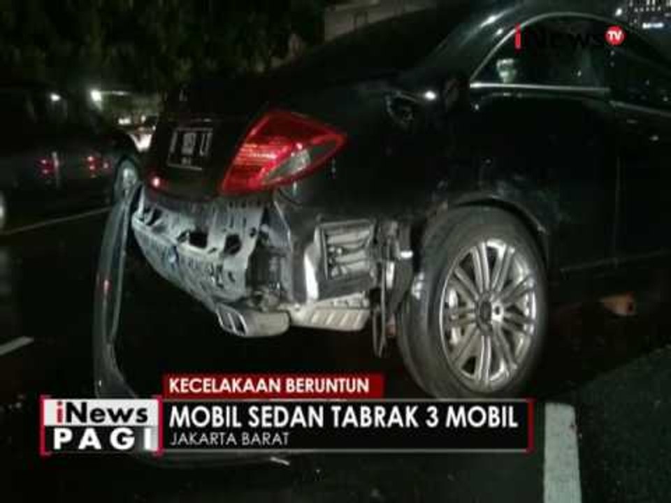 Melaju dengan kecepatan tinggi, sebuah mobil sedan tabrak 3 mobil dijalur berbeda - iNews Pagi 15/09