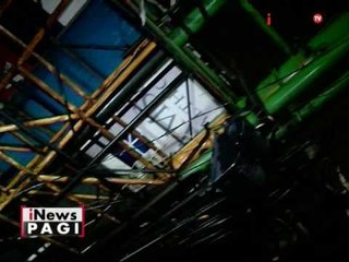 Angin kencang dan hujan deras membuat papan reklame di Kemang roboh - iNews Pagi 26/09