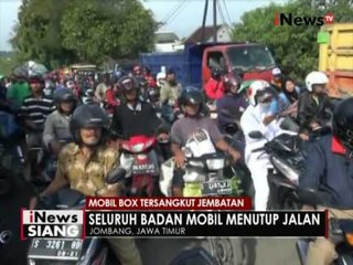 Ukuran terlalu besar, 1 mobil box tersangkut dijembatan di Jombang, Jatim - iNews Siang 03/10