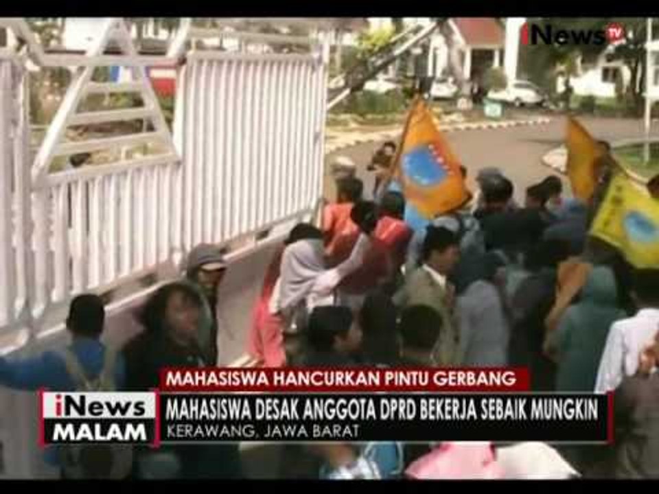Desak birokrasi, mahasiswa PMII Karawang berunjuk rasa depan gedung DPRD - iNews Malam 06/10