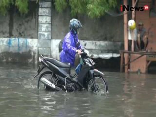 Скачать видео: Hujan kembali ibukota, jalan raya Kebon Jeruk terendam banjir 30-40 cm - iNews Malam 13/10