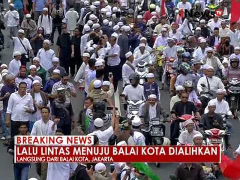 Massa terus bertambah, beberapa jalan dekat Balai Kota dialihkan - iNews Breaking News 14/10