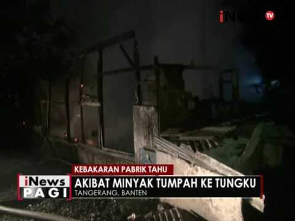 Diduga minyak tumpah, pabrik tahu di Karawaci terbakar - iNews Pagi 24/10