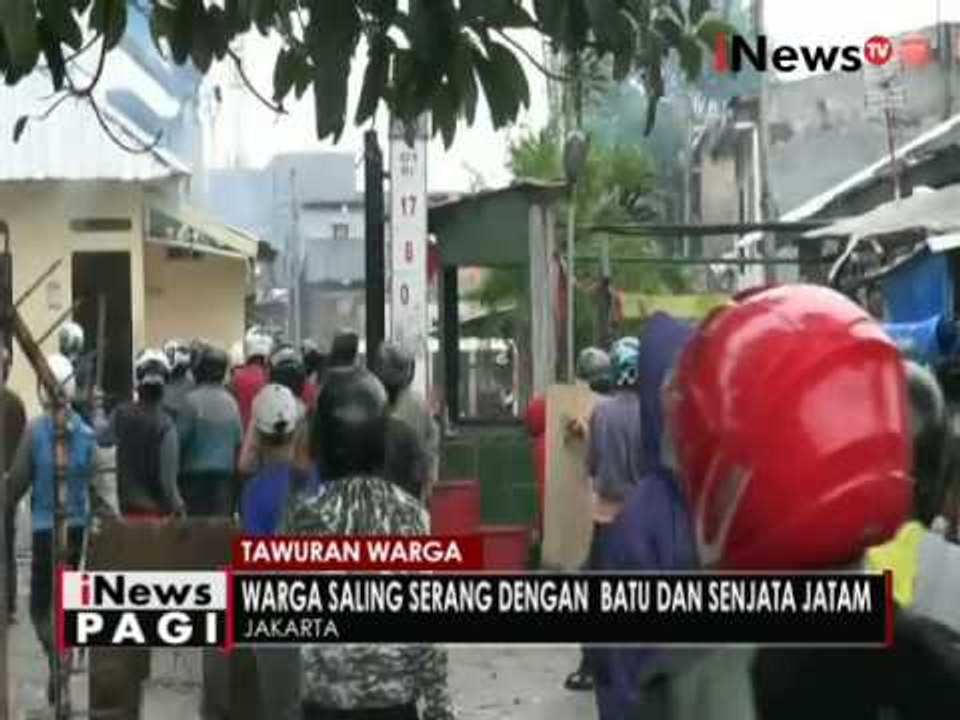 2 Kelompok warga di Jakarta saling serang dengan batu dan senjata tajam - iNews Pagi 24/10