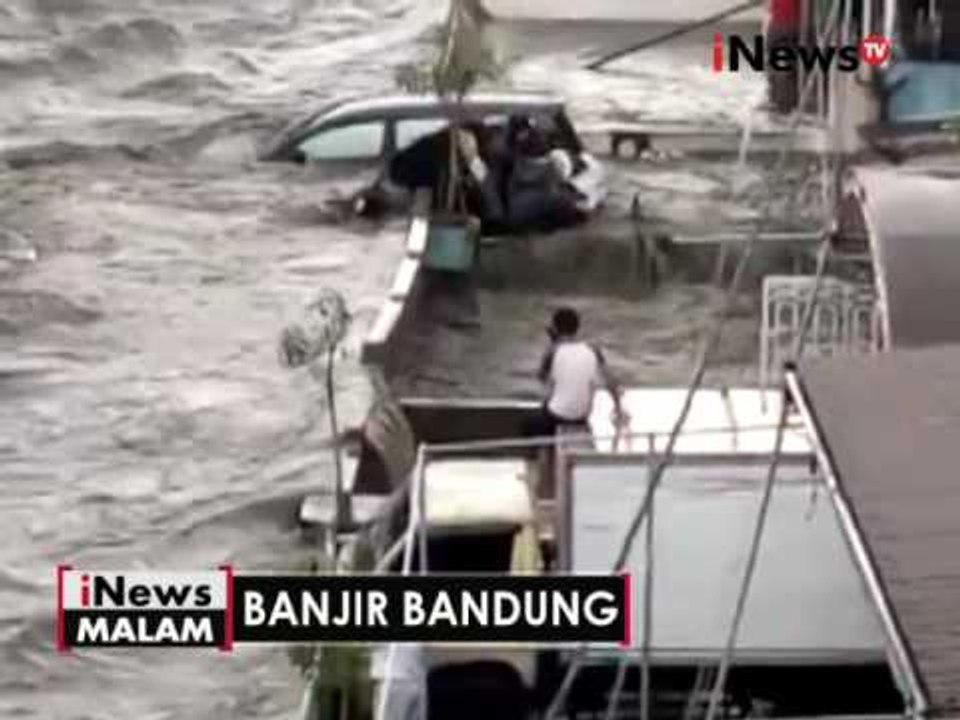 Video amatir, banjir bandang yang menerjang kota Bandung - iNews Malam 24/10