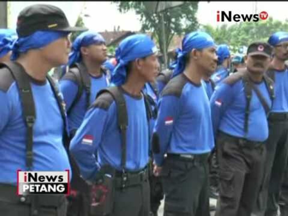 Ribuan buruh di Surabaya berdemo tuntut upah naik - iNews Petang 01/11