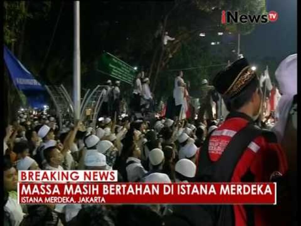 Massa masih bertahan di depan Istana Merdeka - iNews Breaking News 04/11