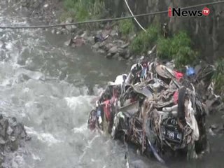 Banjir bandang di Bandung membuat beberapa kendaraan terseret - iNews Siang 10/11