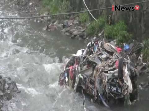 Banjir bandang di Bandung membuat beberapa kendaraan terseret - iNews Siang 10/11
