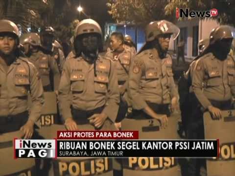 Bonek lakukan aksi bakar ban dan segel kantor PSSI Jatim - iNews Pagi 11/11
