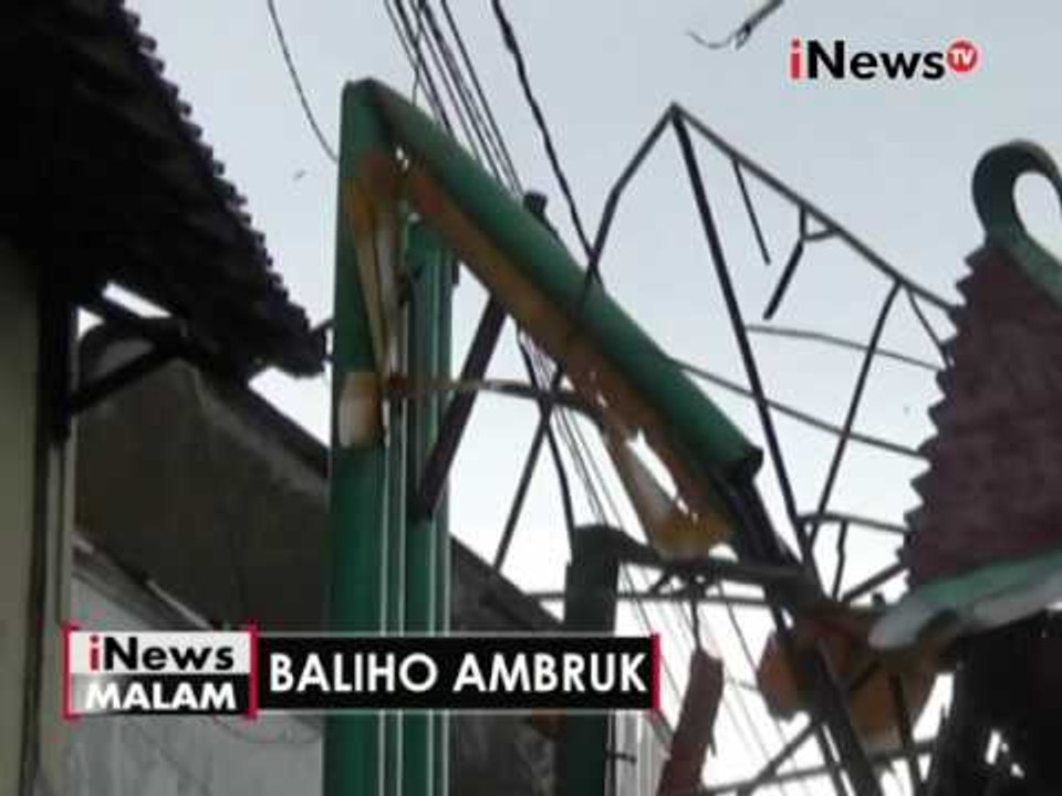 Hujan deras dan angin kencang, baliho didepan Alun - Alun Demak ambruk - iNews Malam 16/11
