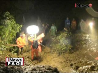 Derasnya hujan akibatkan longsor di Sumbar & menimbun 1 pengendara motor - iNews Pagi 17/11