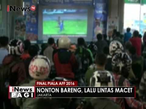 Pengguna jalan ikut nobar, lalu lintas sekitar tempat nobar alami kemacetan - iNews Pagi 15/12