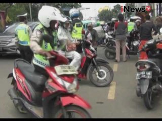 Hindari Razia Operasi Zebra, sepeda motor tabrak mobil yang sedang melaju - iNews Pagi 18/11