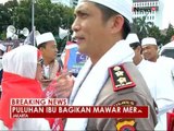 Puluhan ibu membagikan mawar merah ke peserta aksi damai dan Polisi - iNews Breaking News 02/12