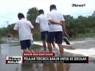 Pelajar di Musi Banyuasin menerobos banjir untuk ke Sekolah - iNews Malam 05/12