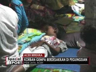 Para ibu dan anak pengungsi gempa saling berdesakan karena sempitnya lokasi - Special Report 08/12